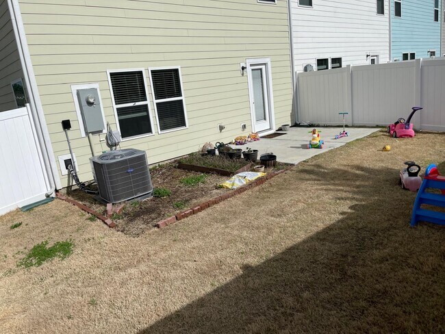 Building Photo - 8550 River Ridge Dr