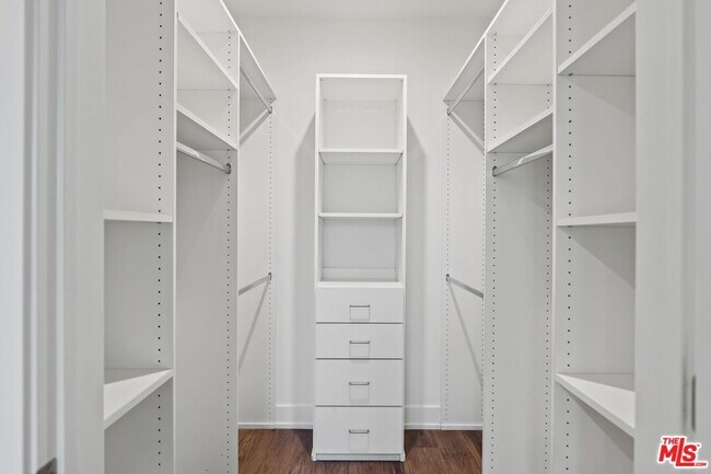 Building Photo - 129 S Kings Rd