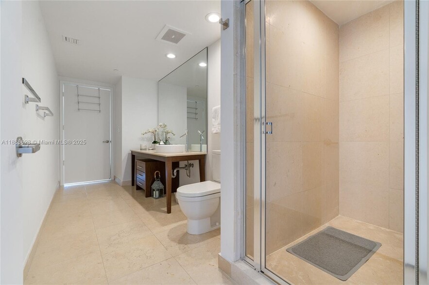 Building Photo - 495 Brickell Ave