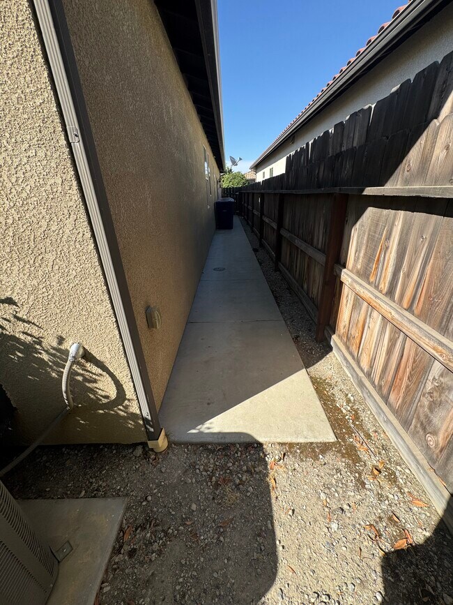 Building Photo - 1865 E Bella Rosa Ave
