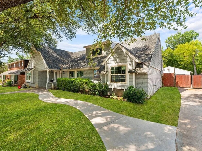 Building Photo - 2405 Summit Dr