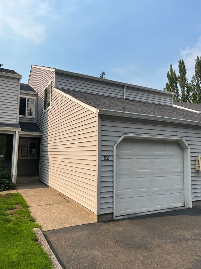 Primary Photo - Two Bedroom Townhouse in South Salem with ...
