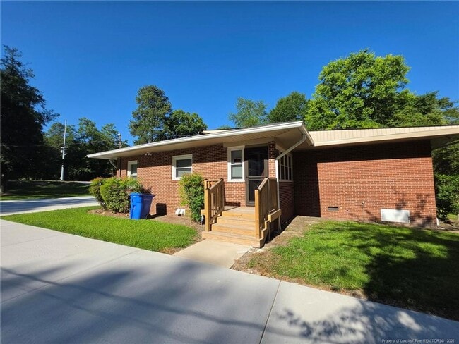 Building Photo - 216 Country Club Dr
