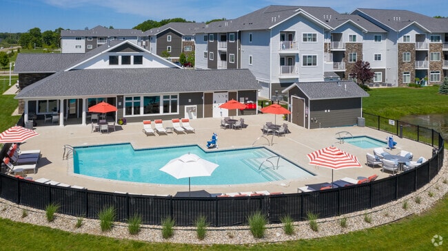 Pool & Hot Tub - Piper Lakes Apartment Homes