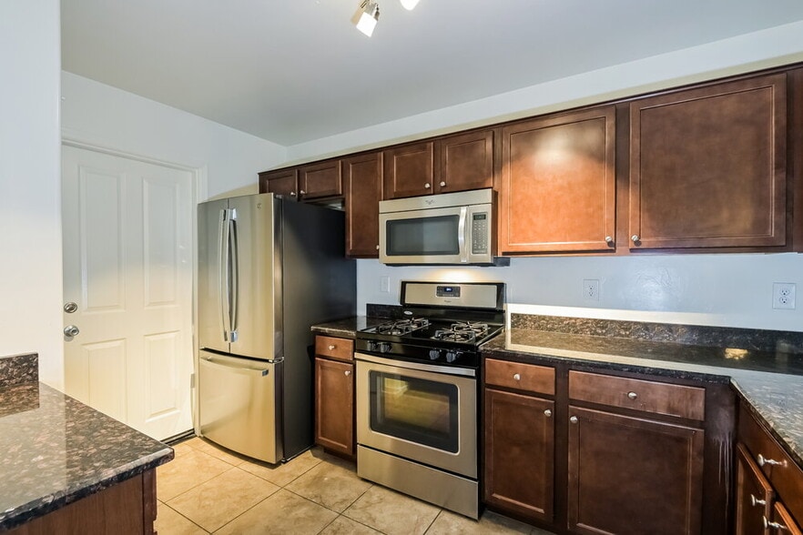 Building Photo - 933 W Calle Arroyo Norte