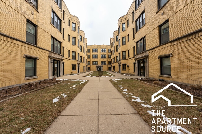 Building Photo - 3817 N Greenview Ave