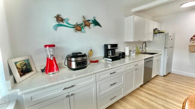 Building Photo - Available MAY - DEC 2026 Fully Furnished Turn Key 2 BR 2 BA inc Utilities Heart of Downtown Vero!...