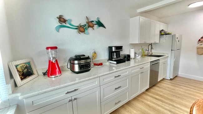 Building Photo - Available Mid October 2025 Fully Furnished Turn Key 2 BR 2 BA inc Utilities Heart of Downtown Ver...