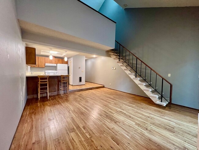 Building Photo - Beautiful 2 Bed, 2 Bath Townhome with Community Pool, Gym & Clubhouse!