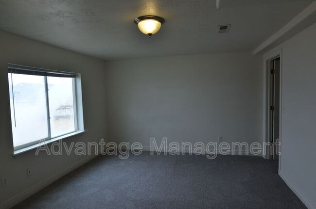 Building Photo - 4044 S Lake Vista Dr