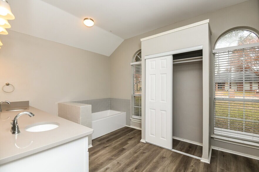 Building Photo - 108 Chevy Chase Ln