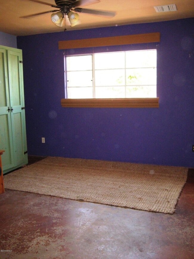 Building Photo - Studio, 1 bath, shared pool! All Utilities Included!
