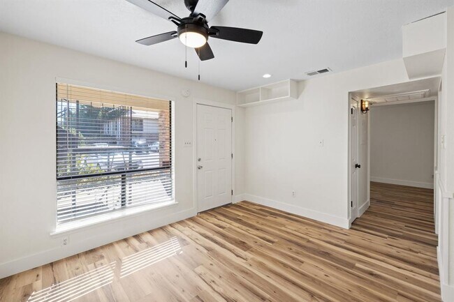 Building Photo - 1705 Crossing Pl