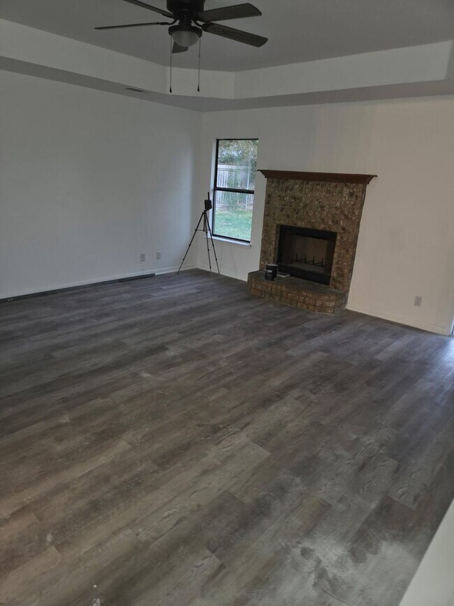 Building Photo - Beautifully Remodeled 4 Bedroom + Office H...