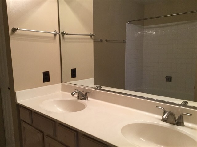 Building Photo - 13817 S Petersburg Dr