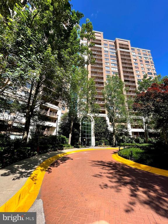 Building Photo - 10101 Grosvenor Pl