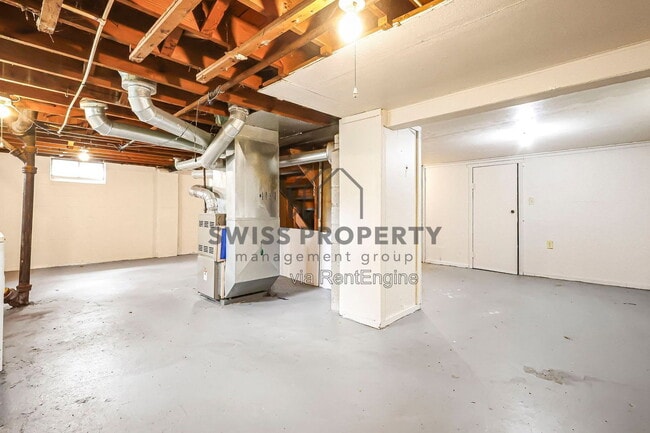 Building Photo - 1590 Vendome Dr S