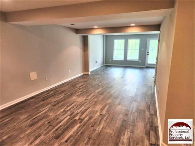 Building Photo - Luxury Townhome!