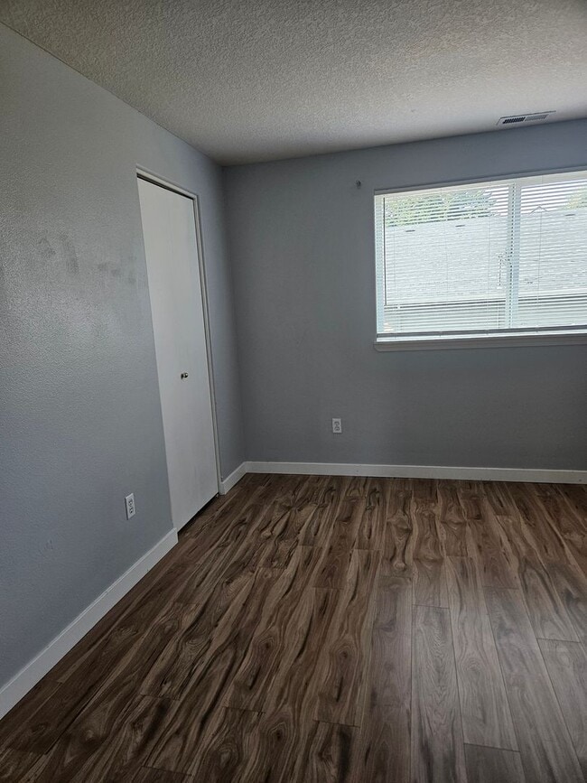 Building Photo - 3 Bedroom, 1 1/2 bath townhouse in Hillsboro
