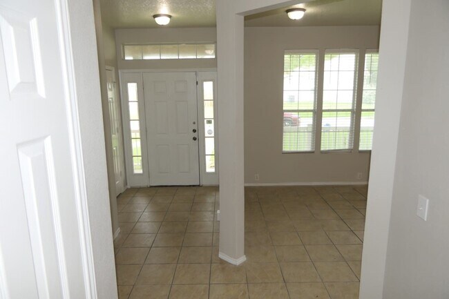 Building Photo - 2114 Vlg Xing Trl