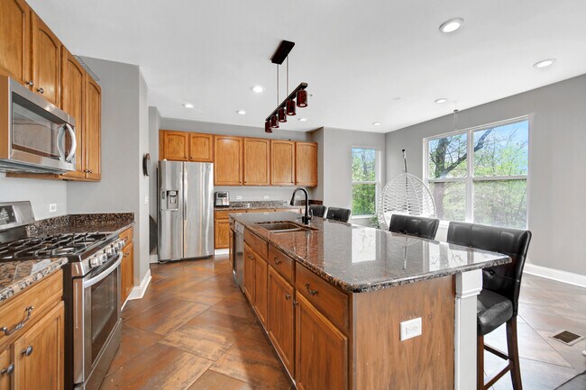 Building Photo - 1344 Essex Dr
