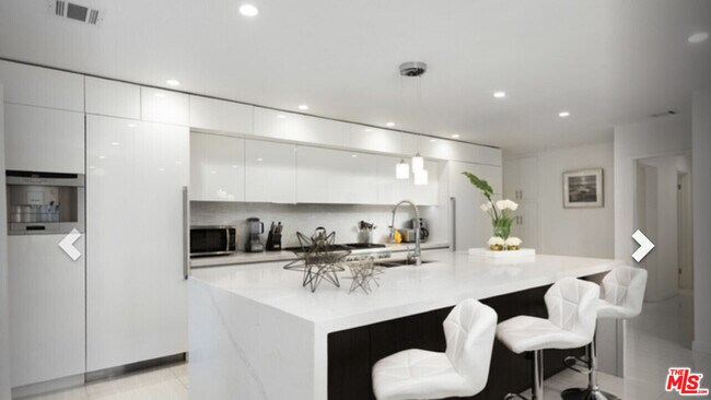 Building Photo - 774 N Kenter Ave