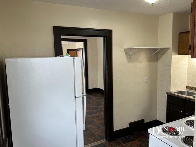 Building Photo - Upper Level 2 Bedroom, 1 Bathroom Duplex - Tenant Pays ALL Utilities