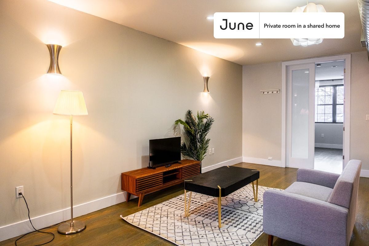 Building Photo - Room in Shared 3 bed/3 bath home