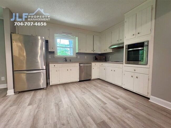 Building Photo - Spacious 3 Bed/2.5 Bath Duplex With Basement.