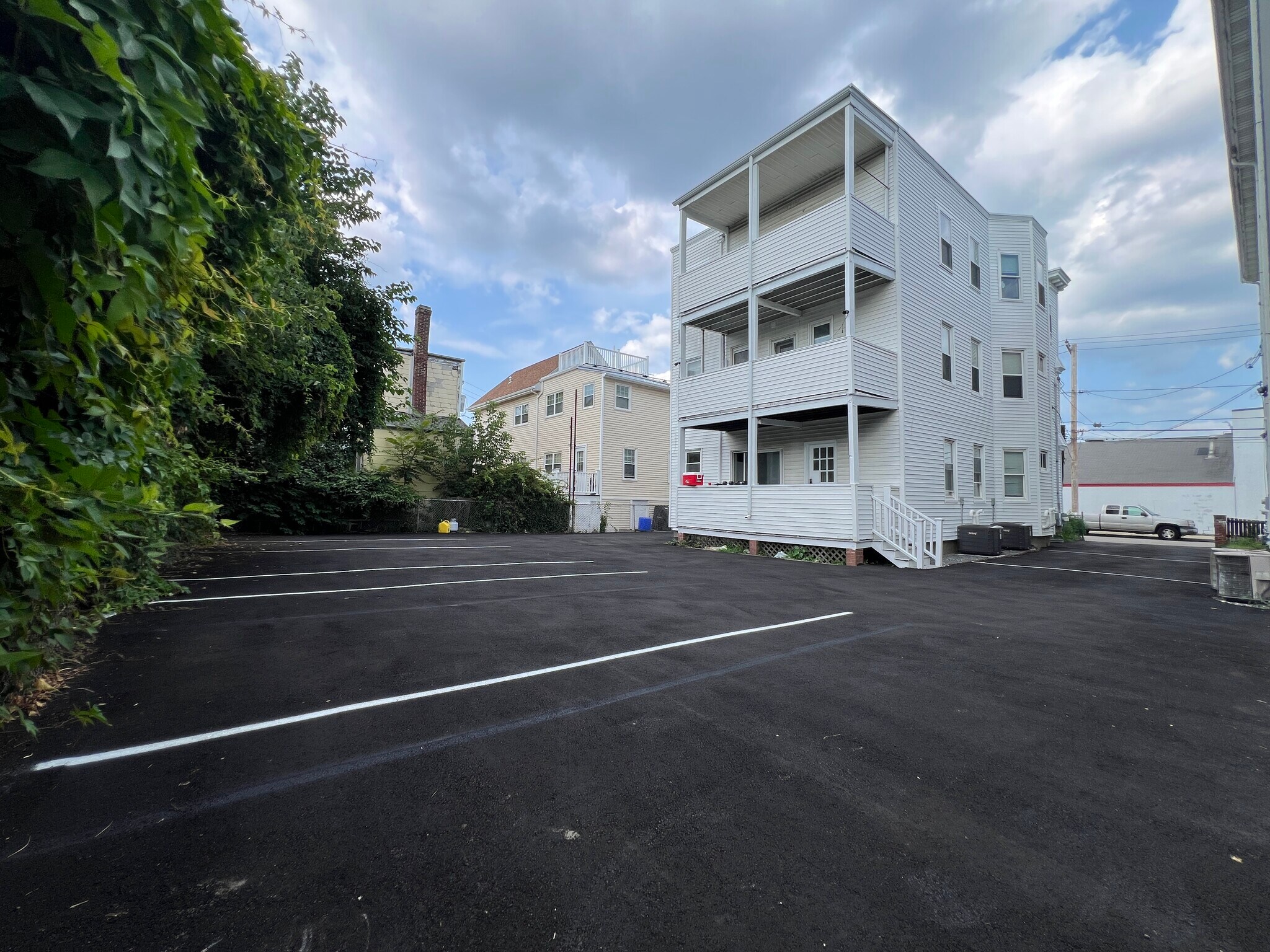 Building Photo - 132 Buttonwood St