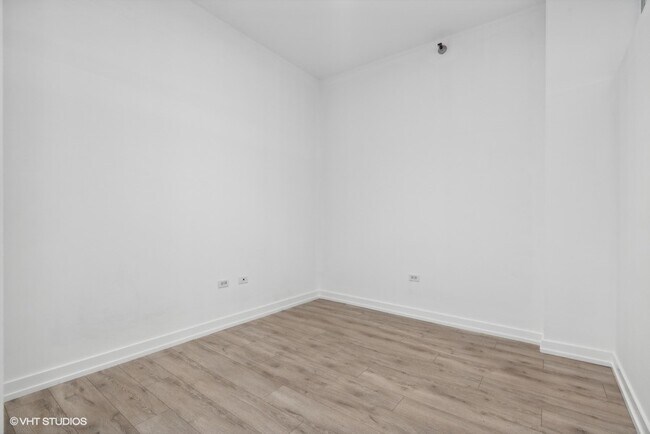 Building Photo - 235 W Van Buren St