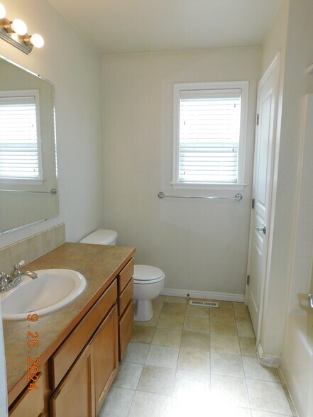 Main Bathroom - 5282 N Schumann Ave