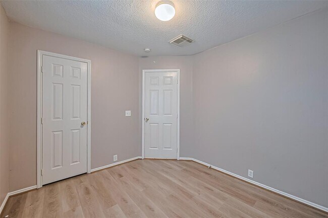 Building Photo - 4826 Cliffpoint Ct