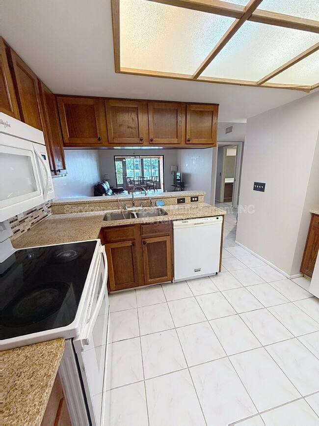 Building Photo - 217 Woodlake Wynde