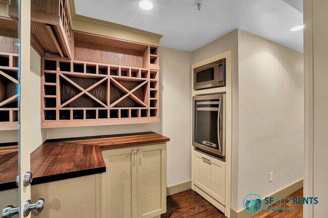 Building Photo - Pacific Heights: Remodeled Bi-Level Condo w/ Private Yard & Garage near Alta Vista Park