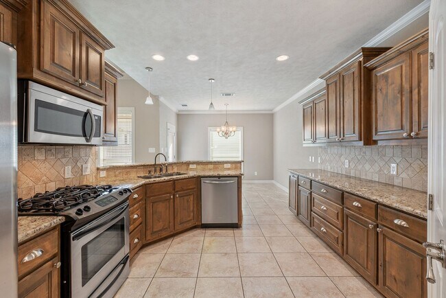 Building Photo - Available for September Move In! Spacious ...