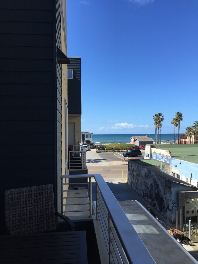 Building Photo - Water views! Less than a block from the ocean! 2 Bed 2.5 Bath Townhome!