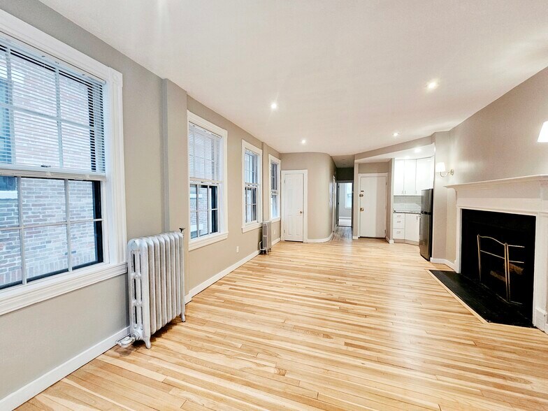 Building Photo - 82 Phillips St