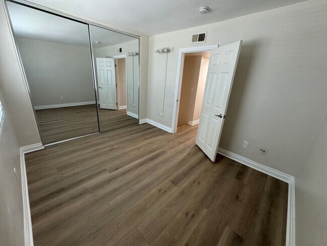 Building Photo - Galleria  Town Homes 2 Bedroom 1.5 Bath in...