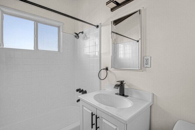 Building Photo - 7521 S Crenshaw Blvd