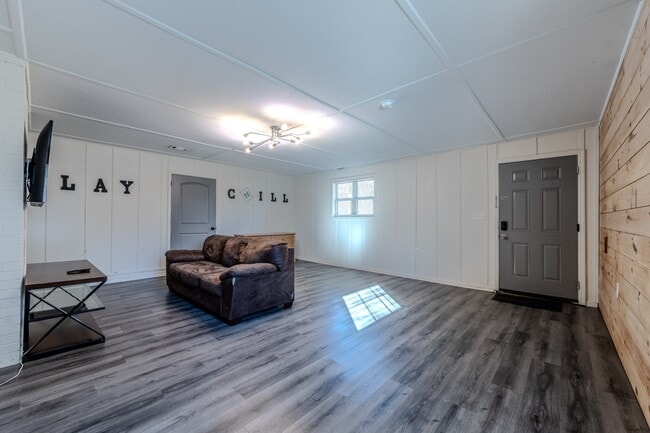 Building Photo - 1021 Plainview Dr