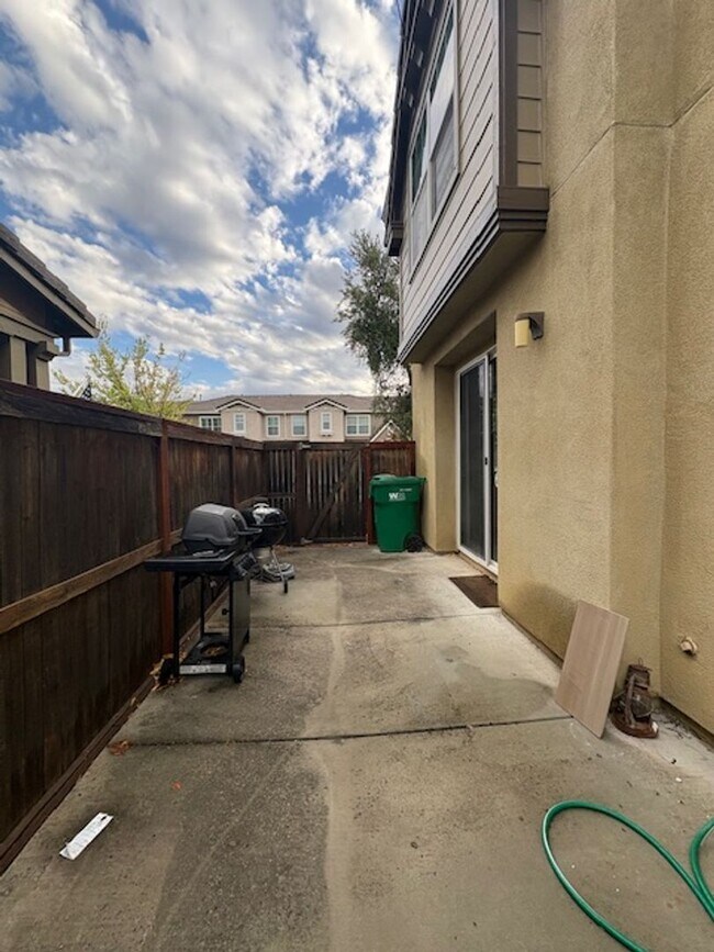 Building Photo - 9137 Arbol del Rosal Way