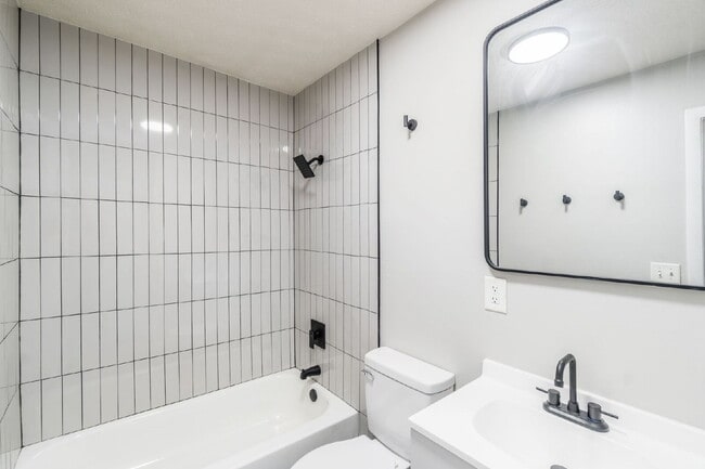 Building Photo - Spacious 2-Bedroom Apartment Near Downtown & German Village