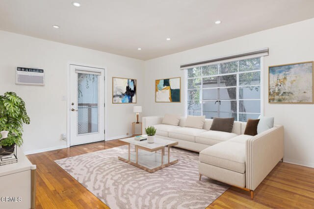 Building Photo - 1070 E Woodbury Rd