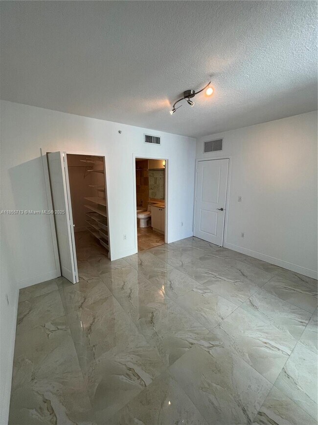 Building Photo - 170 SE 14th St