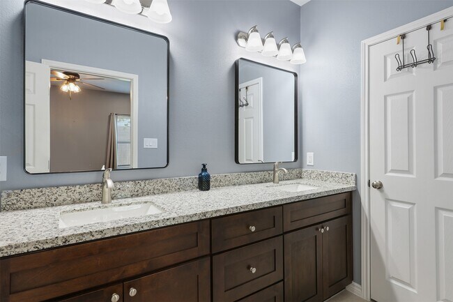 Building Photo - 2518 33rd Ave N