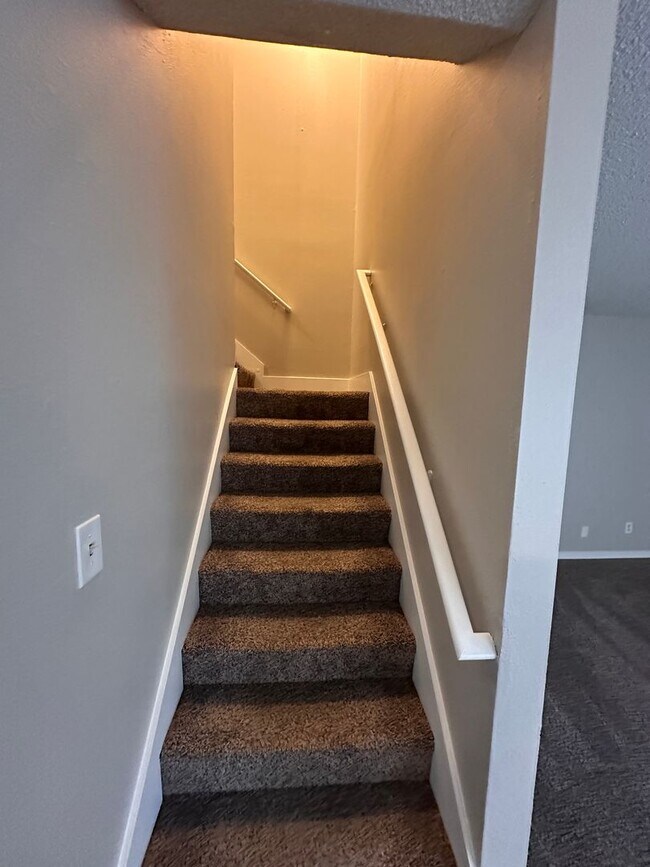 Building Photo - 912-916 NE Hacienda Ct