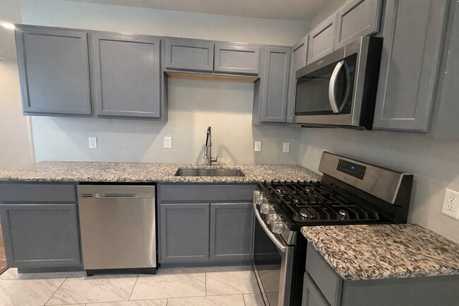 Building Photo - Newly renovated 3 bedroom 2 bath home centrally located!