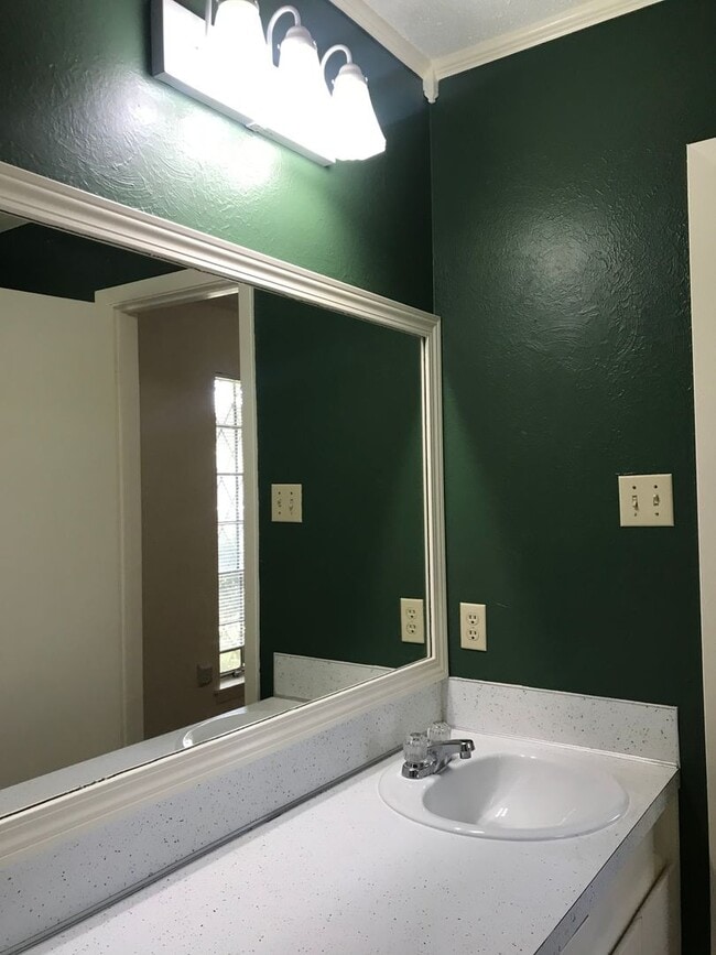 Building Photo - Close to Barksdale Air Force Base... Large yard that backs up to Park!!!