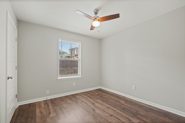 Building Photo - 2BR available now in quadplex, downtown ne...